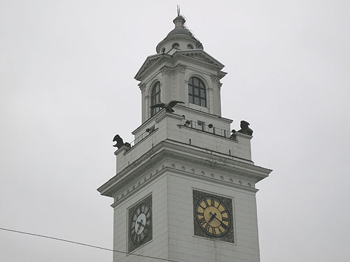 Башня с часами на Киевском вокзале Москва