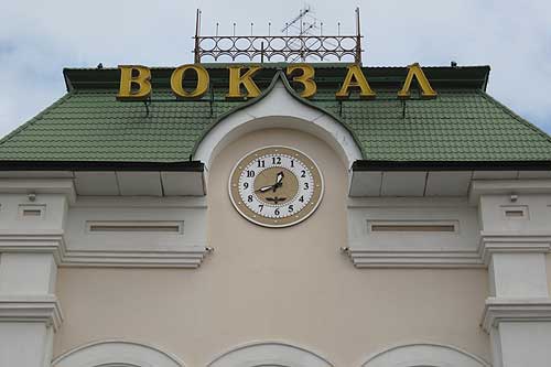 Часы на железнодорожном вокзале Хабаровска