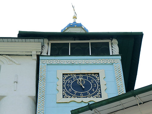 Часы на звоннице Псково-Печерского монастыря, Печоры, Псковская область