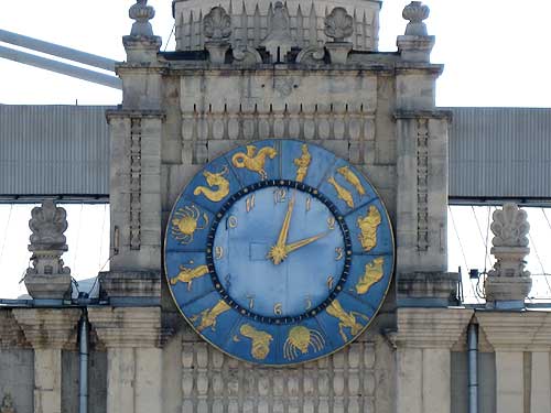 Часы на здании Казанского вокзала Москва